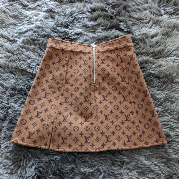 Louis Vuitton Monogram Wool Skirt. - Picture 2 of 16